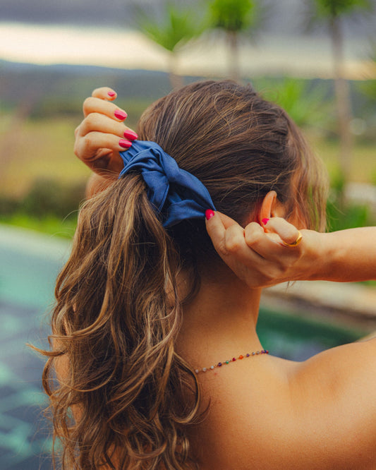 Scrunchie azul com brilho